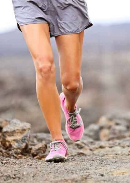 Two people exercising outdoors with healthy knees